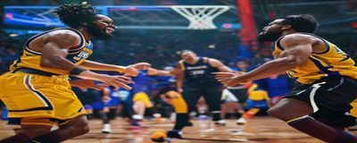 NBA季后赛湖人与勇士激烈对决，球员在篮下激烈争抢篮板球的精彩画面